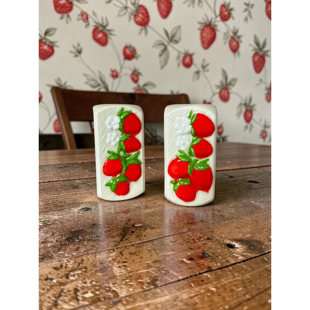 Retro Strawberry Salt & Pepper Shakers – Ceramic Kitchen Decor